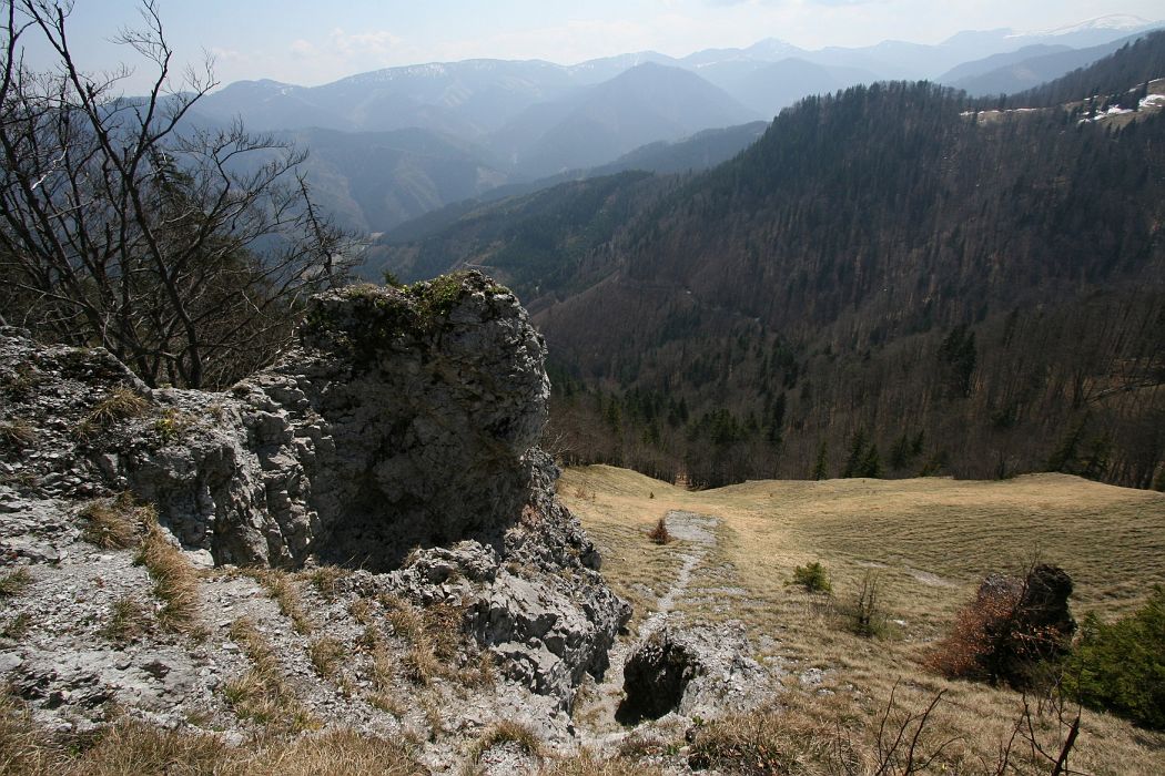 img_1417.jpg - Pohľad z hrebeňa do Ľubochnianskej doliny