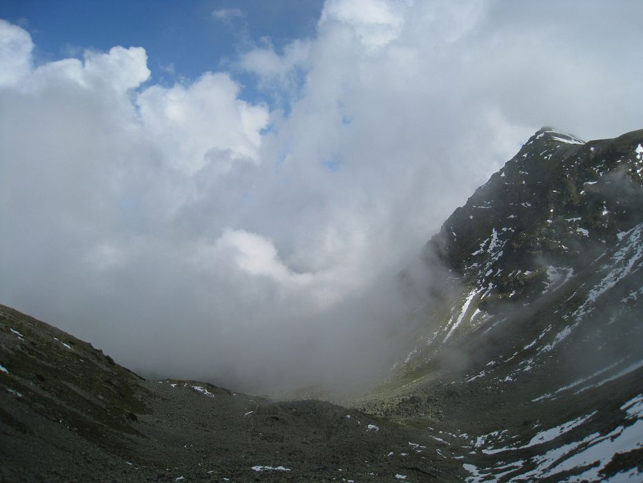 IMG_9776.JPG - Oblaky v doline medzi Spálenou vľavo a Hrubou kopou vpravo